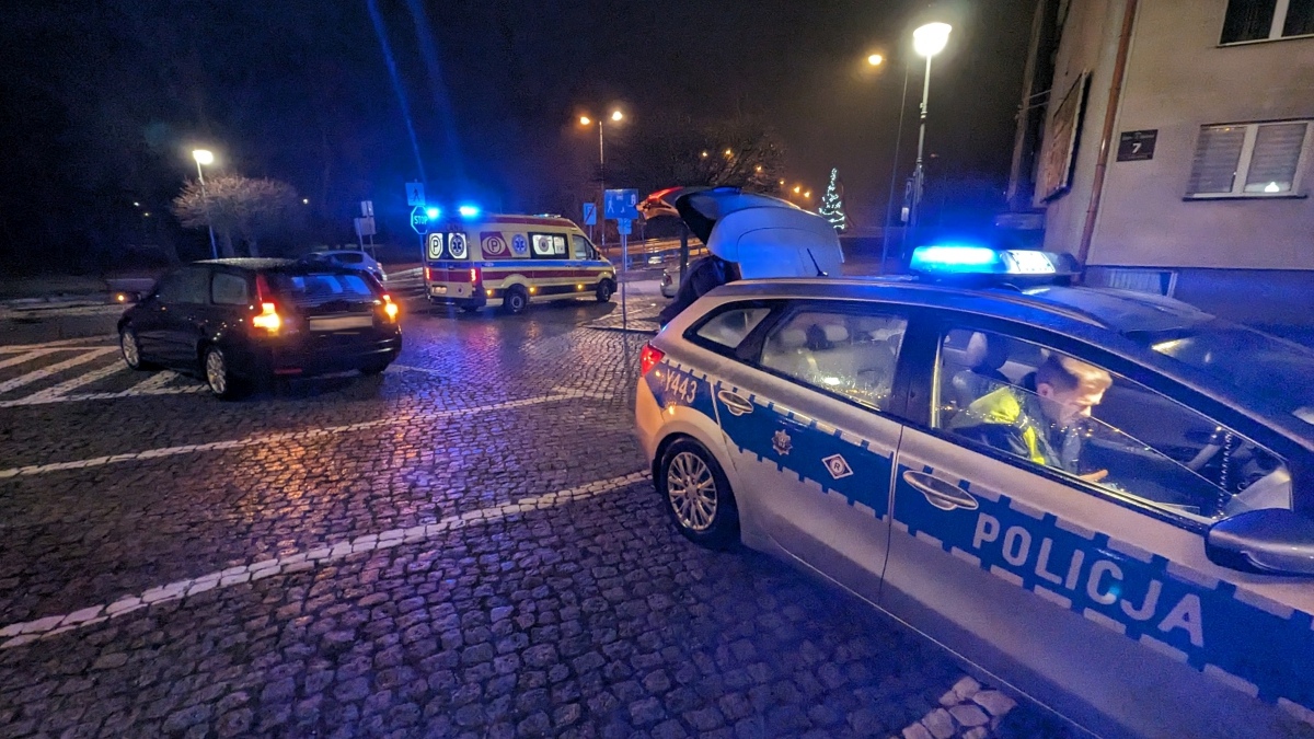 Wypadek na Starym Mieście w Ostrołęce. Jedna osoba ranna po zderzeniu dwóch aut [24.12.2023] - zdjęcie #10 - eOstroleka.pl