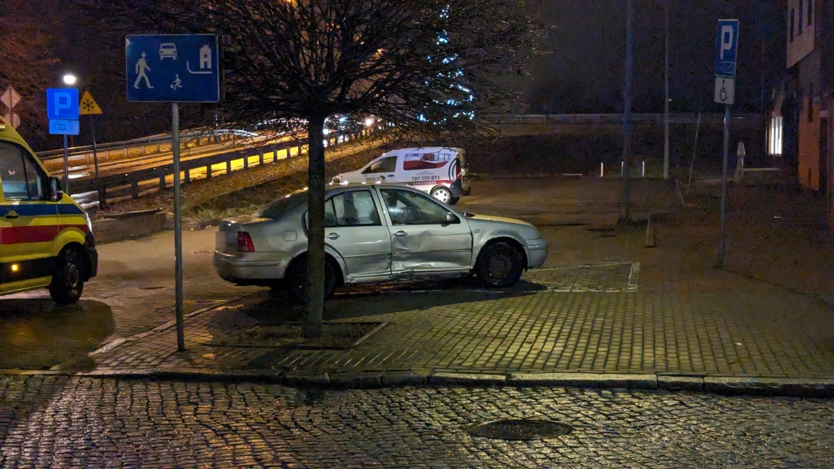 Wypadek na Starym Mieście w Ostrołęce. Jedna osoba ranna po zderzeniu dwóch aut [24.12.2023] - zdjęcie #9 - eOstroleka.pl