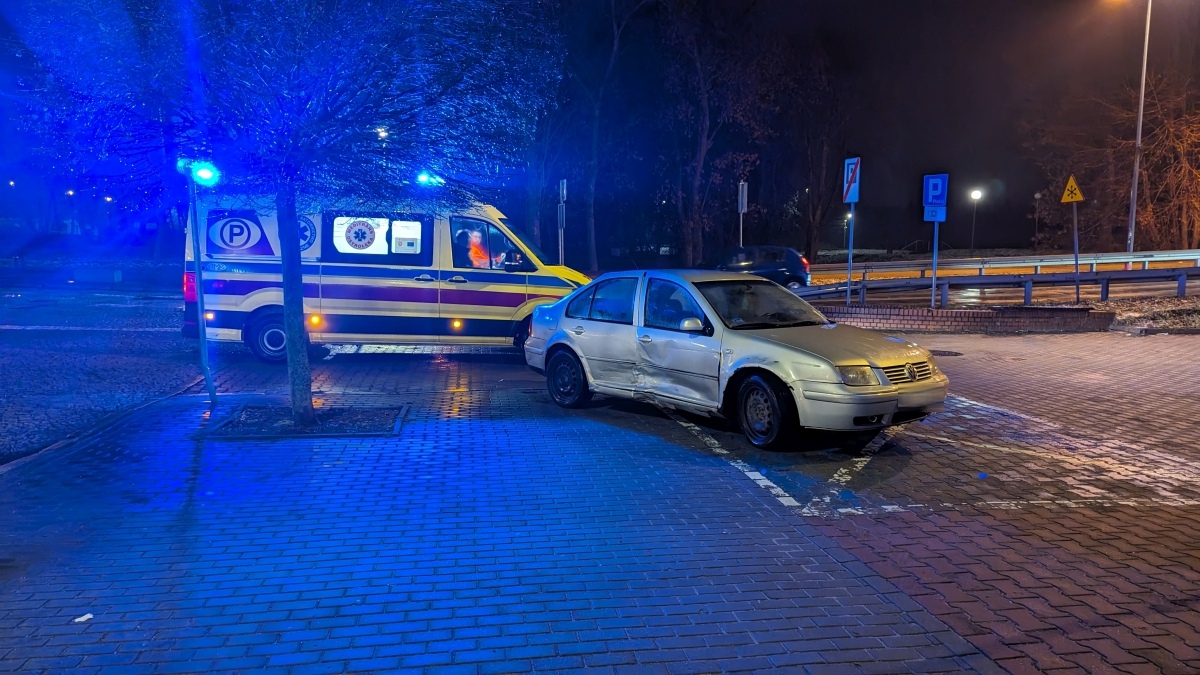 Wypadek na Starym Mieście w Ostrołęce. Jedna osoba ranna po zderzeniu dwóch aut [24.12.2023] - zdjęcie #8 - eOstroleka.pl