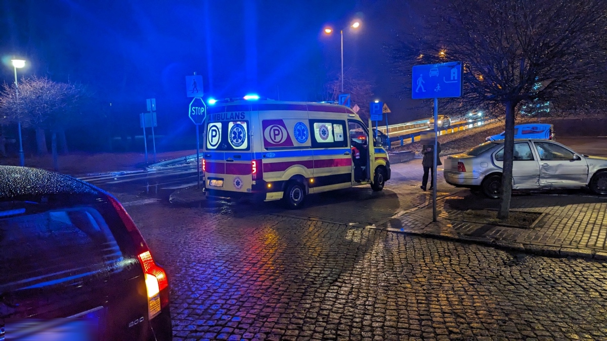 Wypadek na Starym Mieście w Ostrołęce. Jedna osoba ranna po zderzeniu dwóch aut [24.12.2023] - zdjęcie #5 - eOstroleka.pl