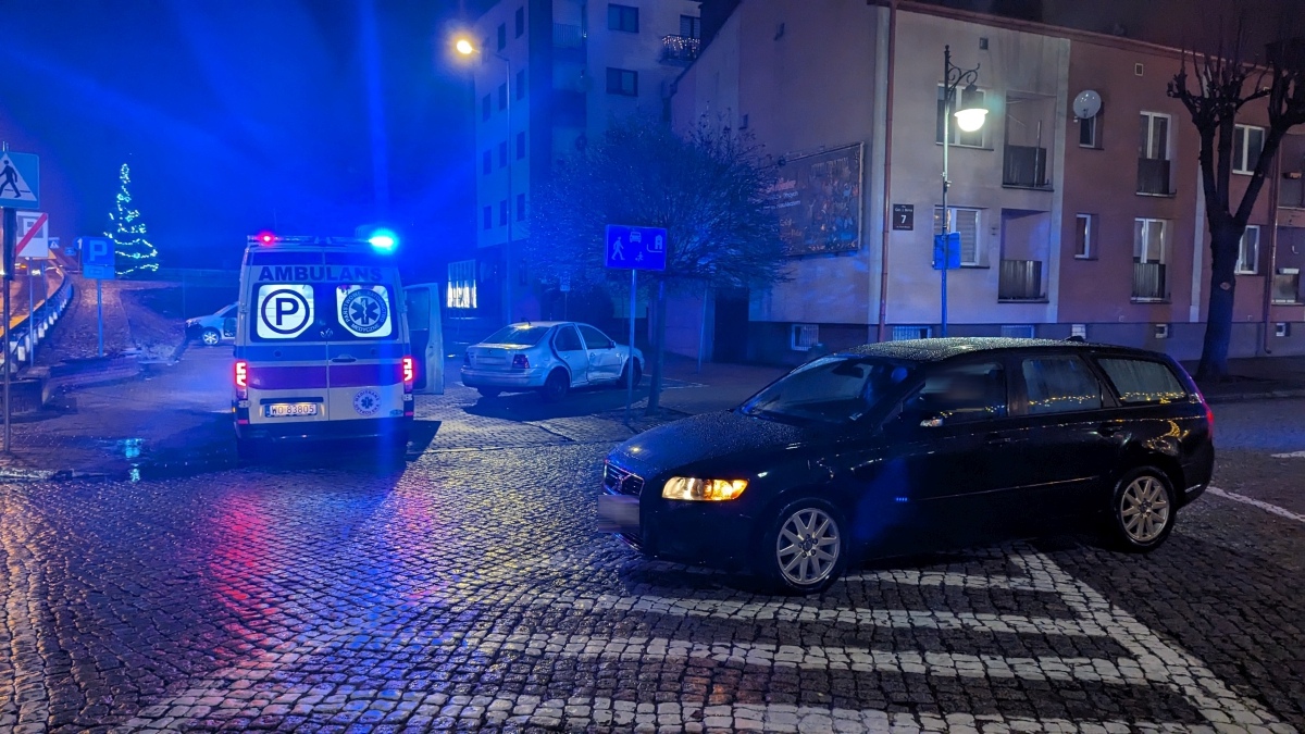 Wypadek na Starym Mieście w Ostrołęce. Jedna osoba ranna po zderzeniu dwóch aut [24.12.2023] - zdjęcie #2 - eOstroleka.pl