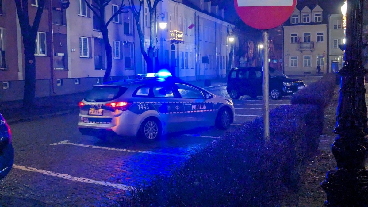 Wypadek na Starym Mieście w Ostrołęce. Jedna osoba ranna po zderzeniu dwóch aut [24.12.2023] - zdjęcie #4 - eOstroleka.pl