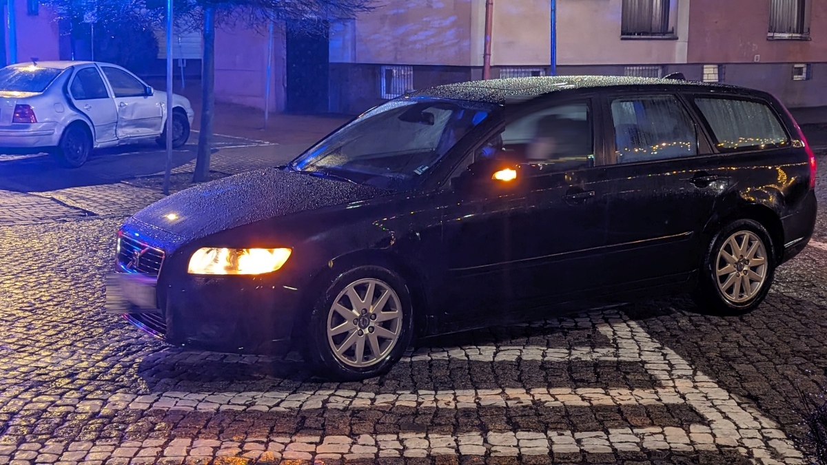 Wypadek na Starym Mieście w Ostrołęce. Jedna osoba ranna po zderzeniu dwóch aut [24.12.2023] - zdjęcie #3 - eOstroleka.pl