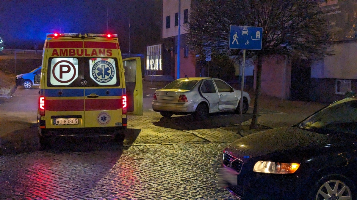 Wypadek na Starym Mieście w Ostrołęce. Jedna osoba ranna po zderzeniu dwóch aut [24.12.2023] - zdjęcie #11 - eOstroleka.pl
