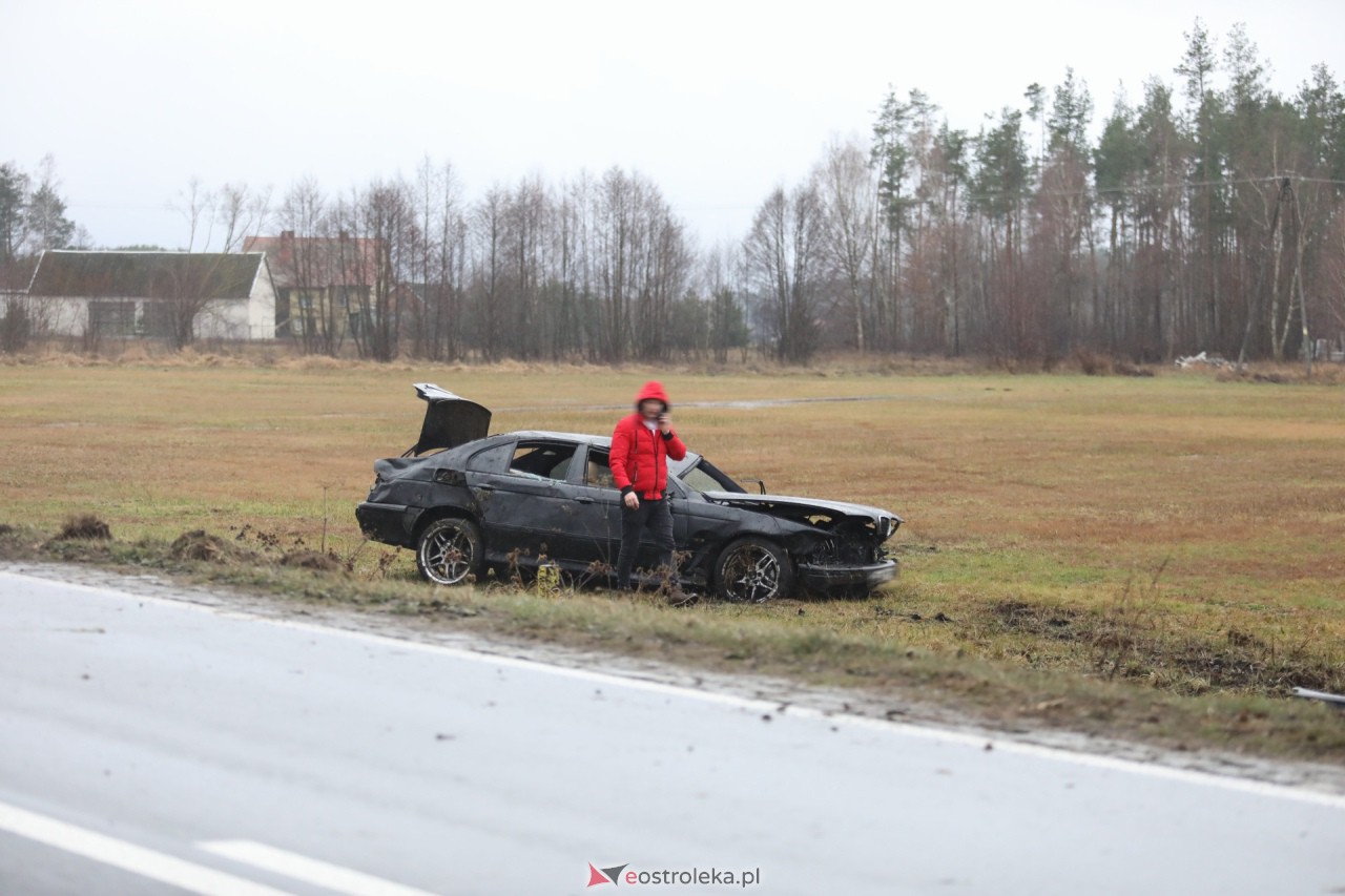 Poważny wypadek na DK53 pod Ostrołęką. Dachowało bmw [26.12.2023] - zdjęcie #1 - eOstroleka.pl