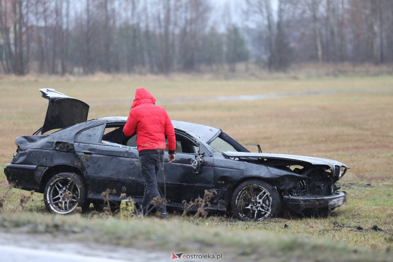 Poważny wypadek na DK53 pod Ostrołęką. Dachowało bmw [26.12.2023] - zdjęcie #2 - eOstroleka.pl