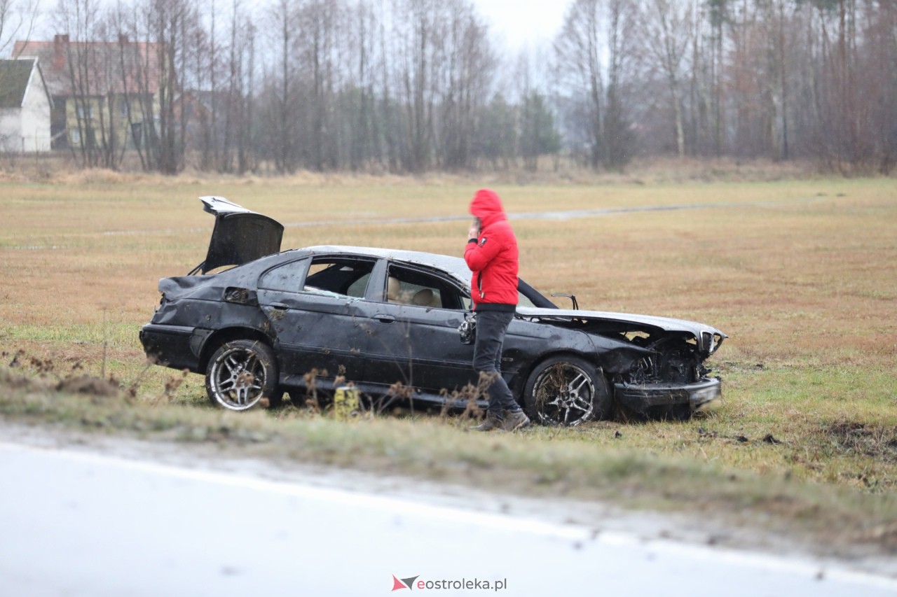 Poważny wypadek na DK53 pod Ostrołęką. Dachowało bmw [26.12.2023] - zdjęcie #4 - eOstroleka.pl
