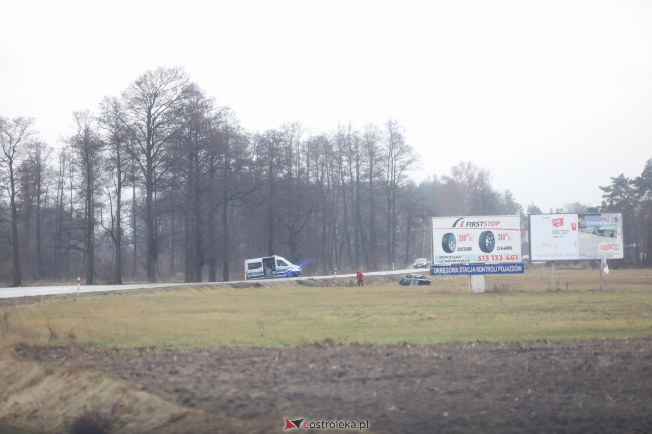 Poważny wypadek na DK53 pod Ostrołęką. Dachowało bmw [26.12.2023] - zdjęcie #4 - eOstroleka.pl