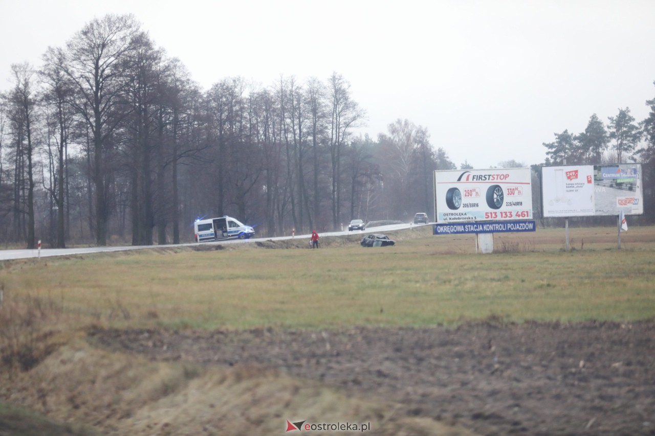 Poważny wypadek na DK53 pod Ostrołęką. Dachowało bmw [26.12.2023] - zdjęcie #5 - eOstroleka.pl