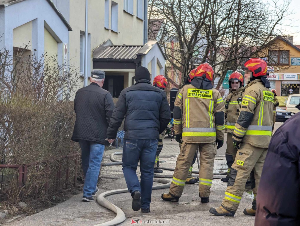 Interwencja strażaków przy Starosty Kosa [27.12.2023] - zdjęcie #7 - eOstroleka.pl