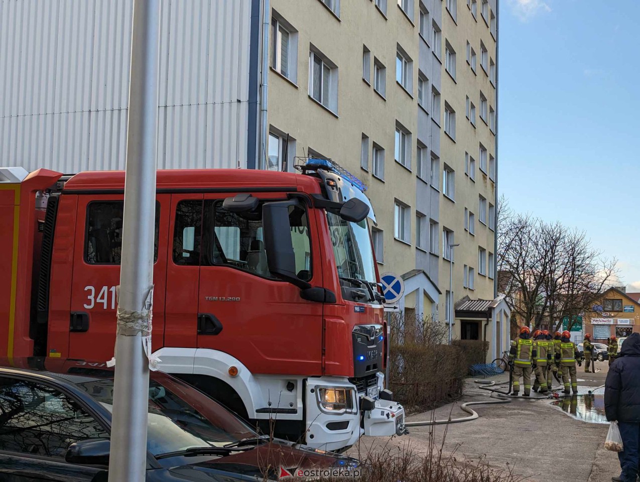 Interwencja strażaków przy Starosty Kosa [27.12.2023] - zdjęcie #5 - eOstroleka.pl