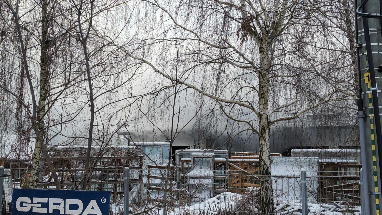 Pożar przy ulicy Kolejowej w Ostrołęce [05.01.2024] - zdjęcie #1 - eOstroleka.pl