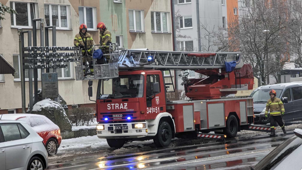 Strażacy w akcji po ataku zimy w Ostrołęce i powiecie ostrołęckim [05.01.2024] - zdjęcie #3 - eOstroleka.pl