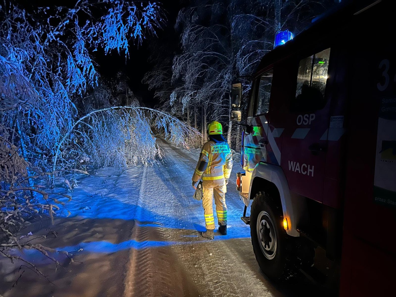Strażacy w akcji po ataku zimy w Ostrołęce i powiecie ostrołęckim [05.01.2024] - zdjęcie #19 - eOstroleka.pl
