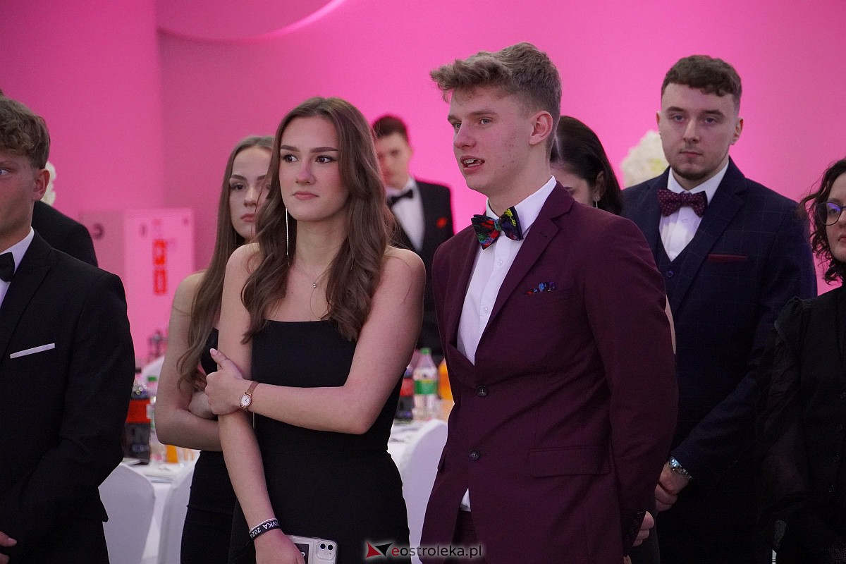 Studniówka 2024 w III Liceum Ogólnokształcącym im. Unii Europejskiej w Ostrołęce [06.01.2024] - zdjęcie #389 - eOstroleka.pl