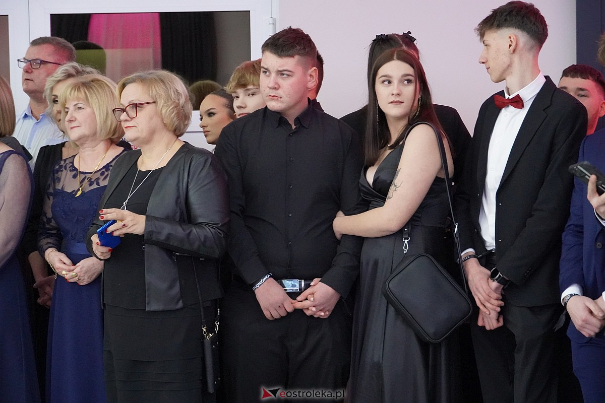 Studniówka 2024 w III Liceum Ogólnokształcącym im. Unii Europejskiej w Ostrołęce [06.01.2024] - zdjęcie #381 - eOstroleka.pl
