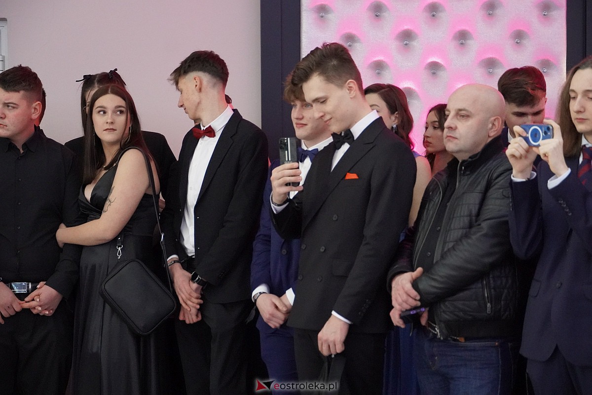 Studniówka 2024 w III Liceum Ogólnokształcącym im. Unii Europejskiej w Ostrołęce [06.01.2024] - zdjęcie #380 - eOstroleka.pl