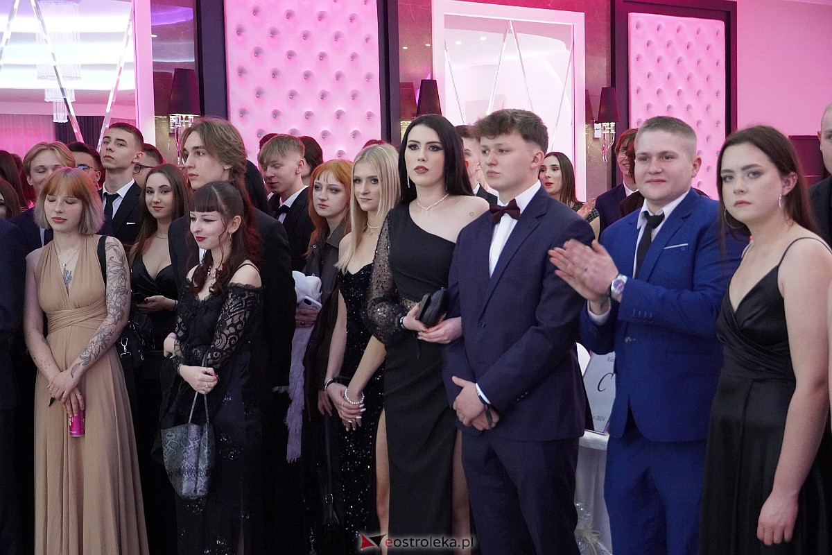 Studniówka 2024 w III Liceum Ogólnokształcącym im. Unii Europejskiej w Ostrołęce [06.01.2024] - zdjęcie #377 - eOstroleka.pl