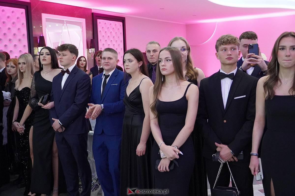 Studniówka 2024 w III Liceum Ogólnokształcącym im. Unii Europejskiej w Ostrołęce [06.01.2024] - zdjęcie #376 - eOstroleka.pl