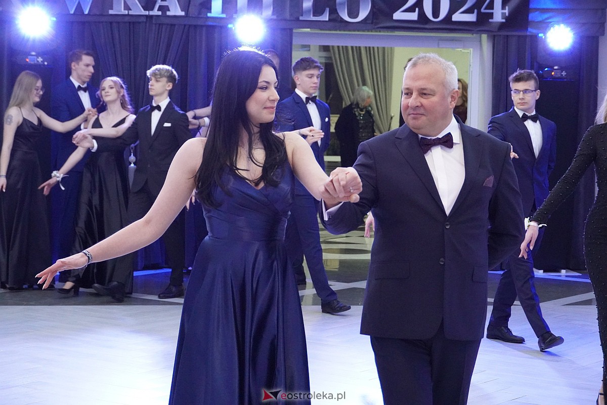 Studniówka 2024 w III Liceum Ogólnokształcącym im. Unii Europejskiej w Ostrołęce [06.01.2024] - zdjęcie #362 - eOstroleka.pl