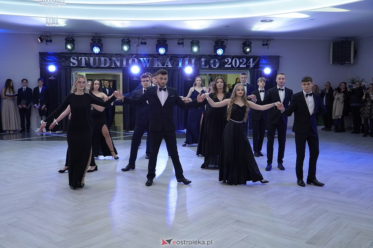 Studniówka 2024 w III Liceum Ogólnokształcącym im. Unii Europejskiej w Ostrołęce [06.01.2024] - zdjęcie #352 - eOstroleka.pl