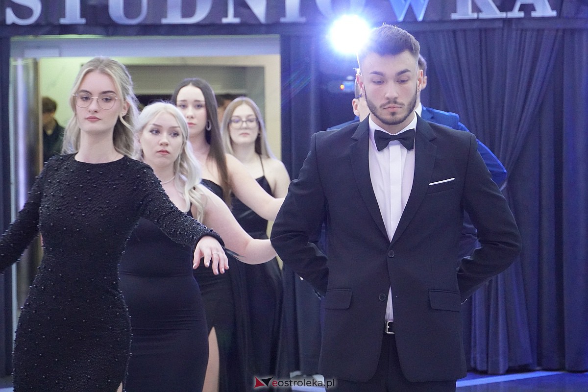 Studniówka 2024 w III Liceum Ogólnokształcącym im. Unii Europejskiej w Ostrołęce [06.01.2024] - zdjęcie #348 - eOstroleka.pl