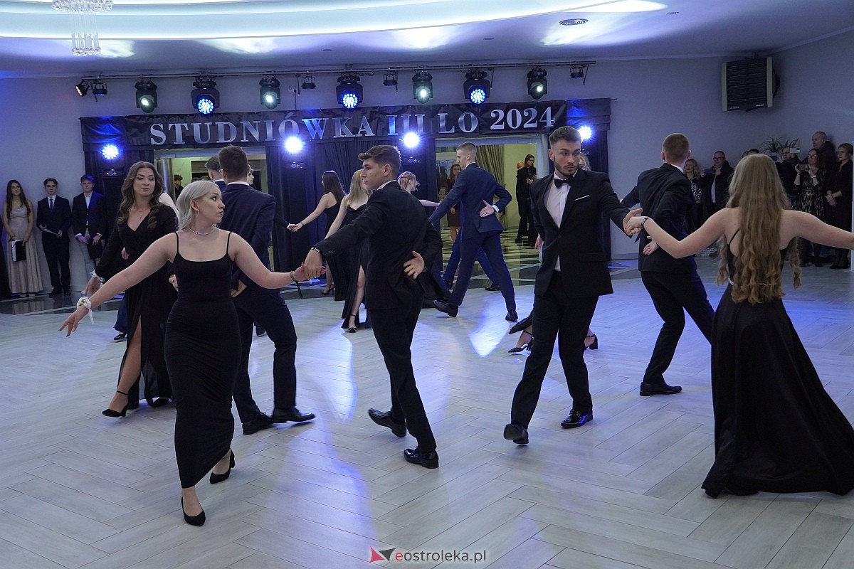 Studniówka 2024 w III Liceum Ogólnokształcącym im. Unii Europejskiej w Ostrołęce [06.01.2024] - zdjęcie #326 - eOstroleka.pl