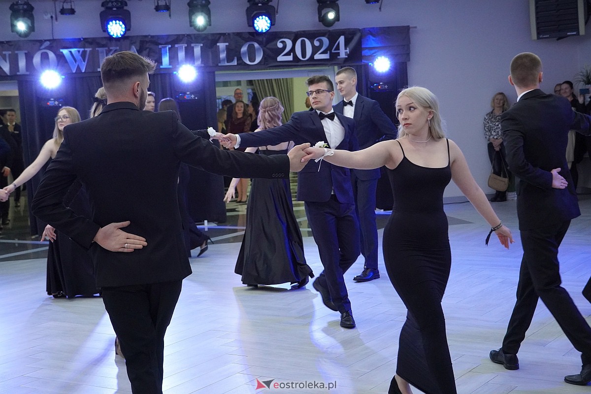 Studniówka 2024 w III Liceum Ogólnokształcącym im. Unii Europejskiej w Ostrołęce [06.01.2024] - zdjęcie #311 - eOstroleka.pl