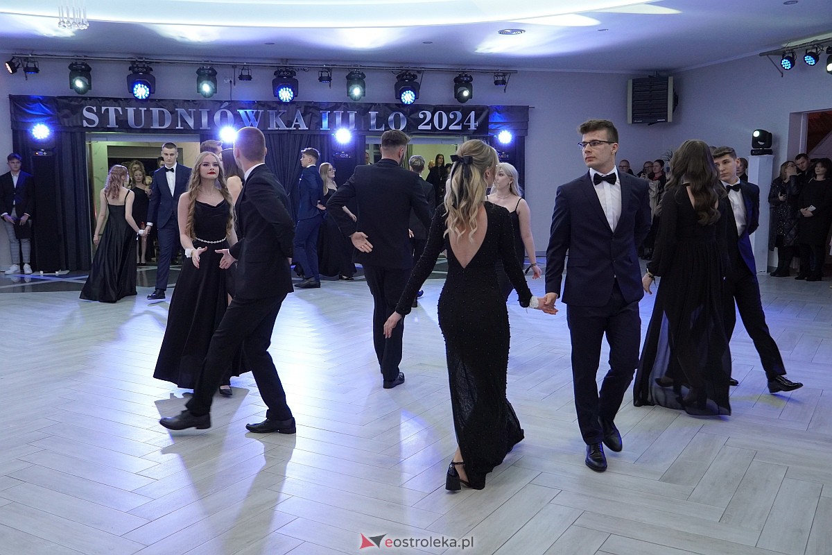 Studniówka 2024 w III Liceum Ogólnokształcącym im. Unii Europejskiej w Ostrołęce [06.01.2024] - zdjęcie #299 - eOstroleka.pl