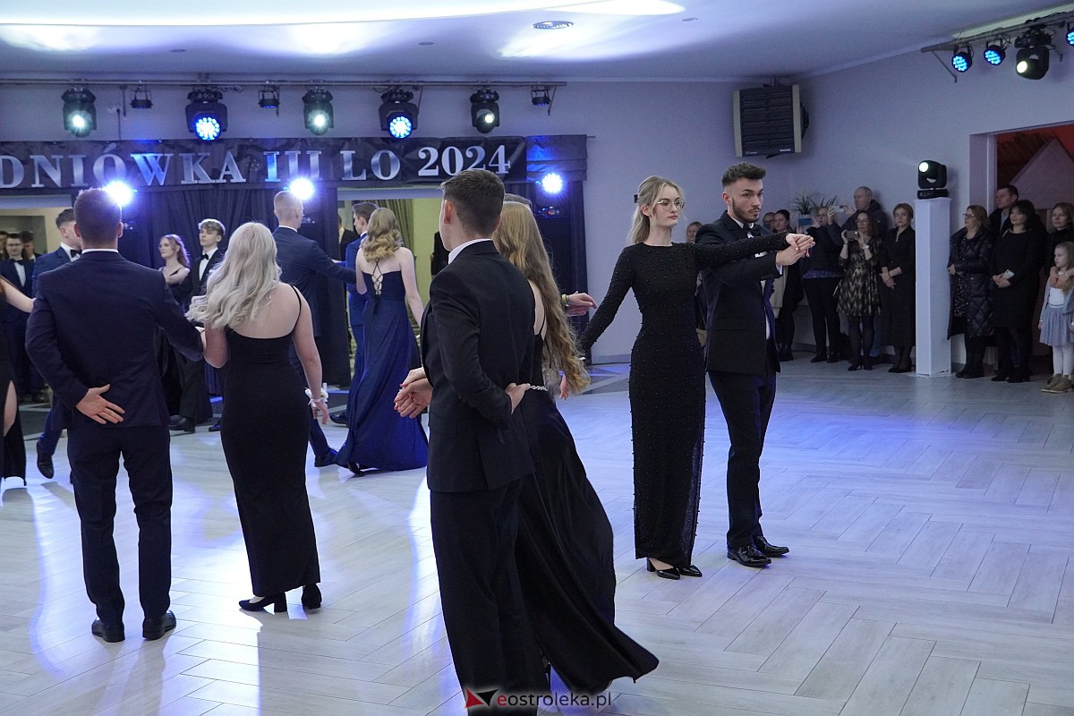 Studniówka 2024 w III Liceum Ogólnokształcącym im. Unii Europejskiej w Ostrołęce [06.01.2024] - zdjęcie #293 - eOstroleka.pl
