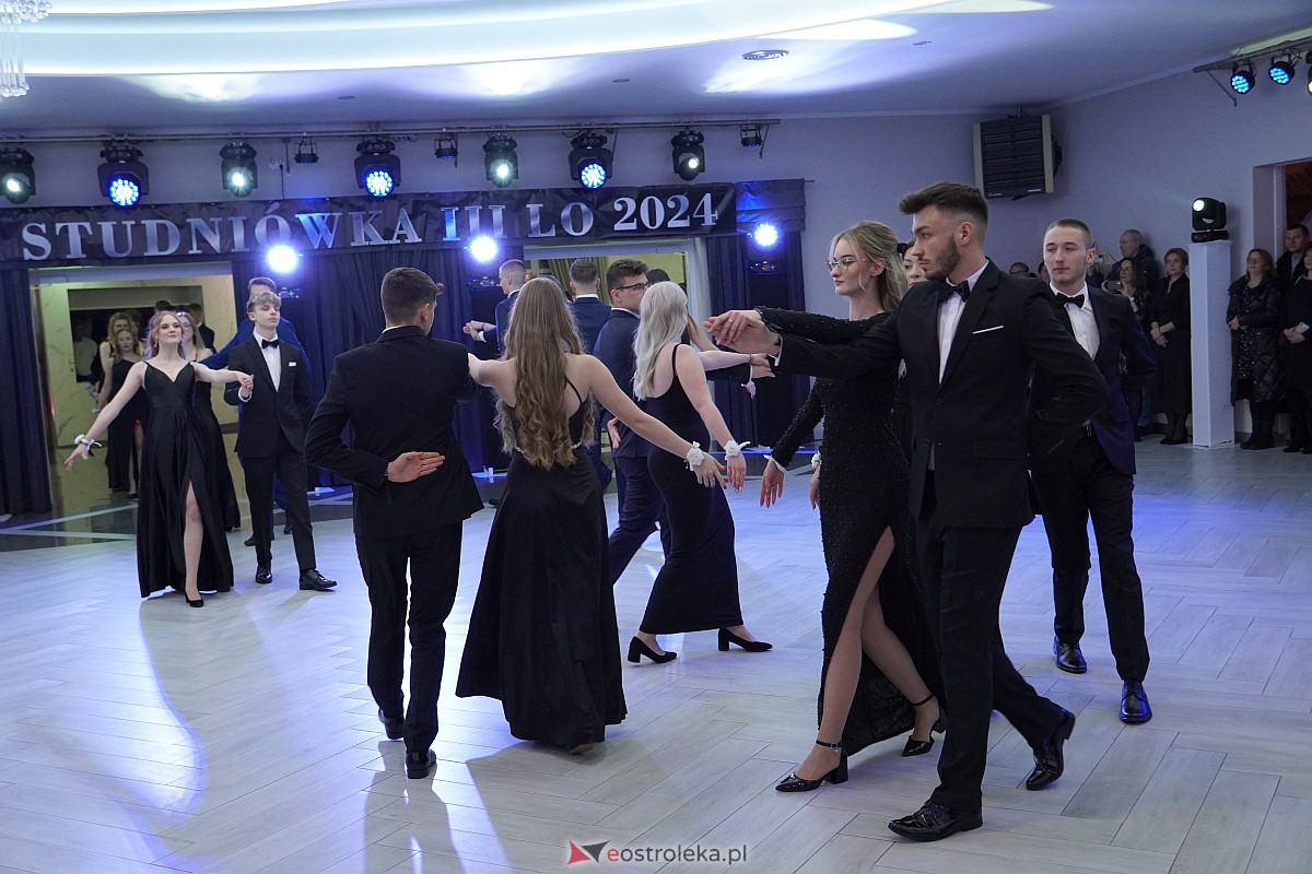 Studniówka 2024 w III Liceum Ogólnokształcącym im. Unii Europejskiej w Ostrołęce [06.01.2024] - zdjęcie #290 - eOstroleka.pl