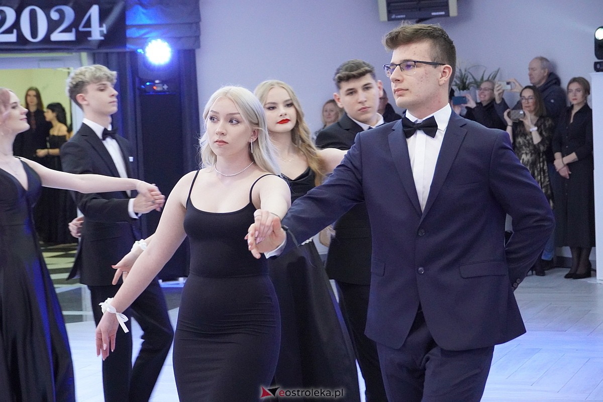 Studniówka 2024 w III Liceum Ogólnokształcącym im. Unii Europejskiej w Ostrołęce [06.01.2024] - zdjęcie #287 - eOstroleka.pl