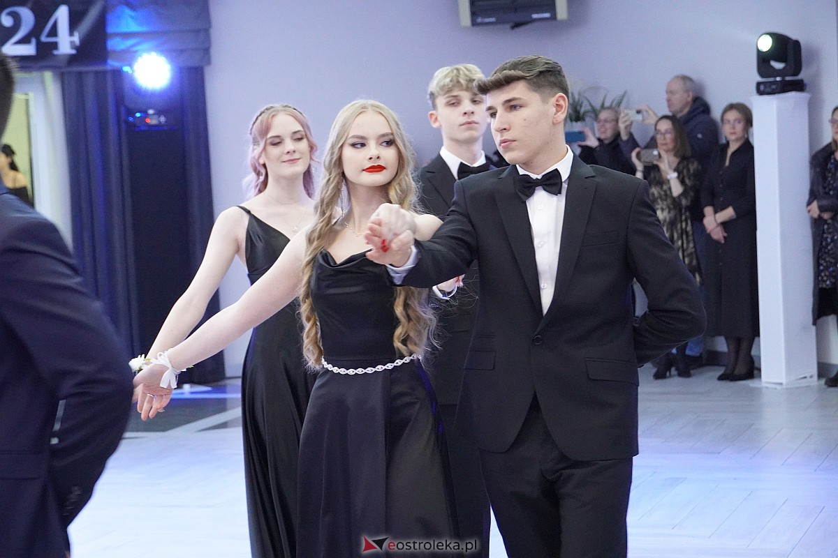 Studniówka 2024 w III Liceum Ogólnokształcącym im. Unii Europejskiej w Ostrołęce [06.01.2024] - zdjęcie #284 - eOstroleka.pl
