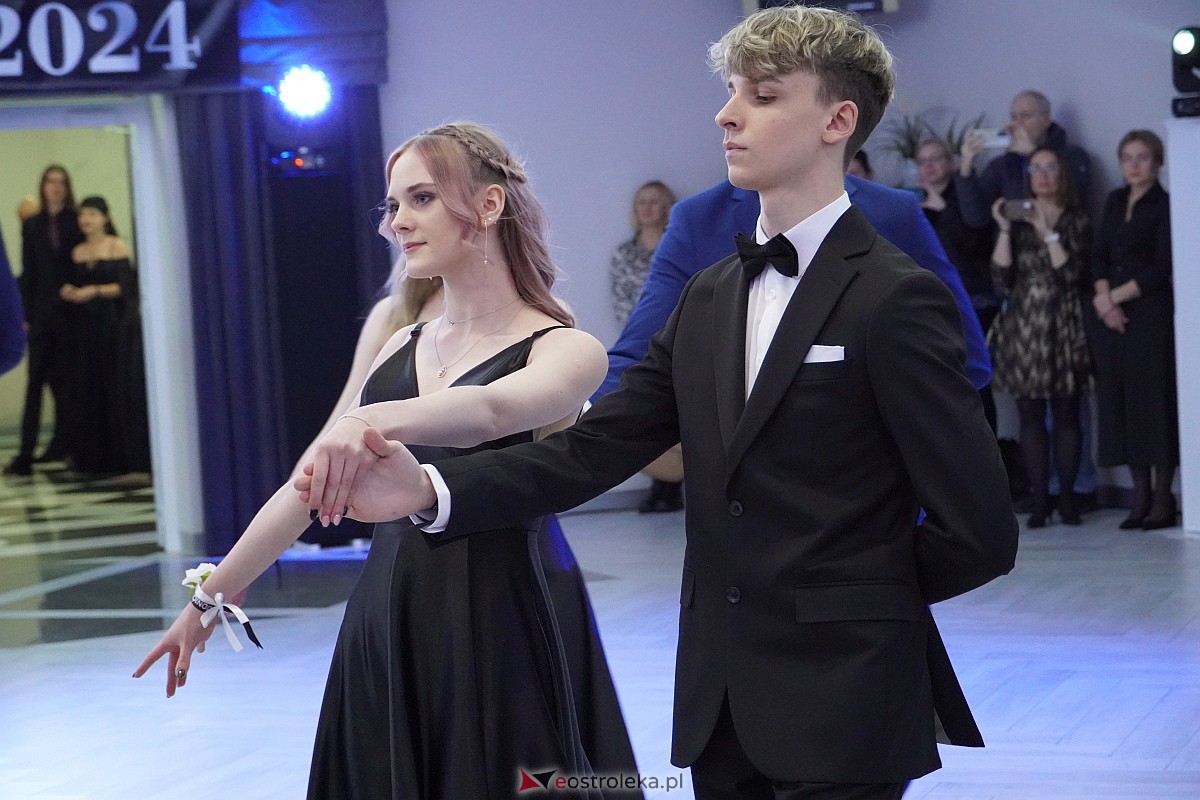 Studniówka 2024 w III Liceum Ogólnokształcącym im. Unii Europejskiej w Ostrołęce [06.01.2024] - zdjęcie #278 - eOstroleka.pl