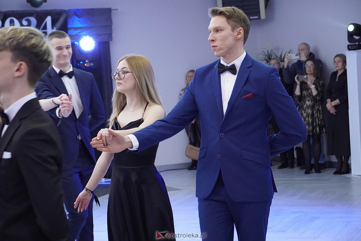 Studniówka 2024 w III Liceum Ogólnokształcącym im. Unii Europejskiej w Ostrołęce [06.01.2024] - zdjęcie #274 - eOstroleka.pl
