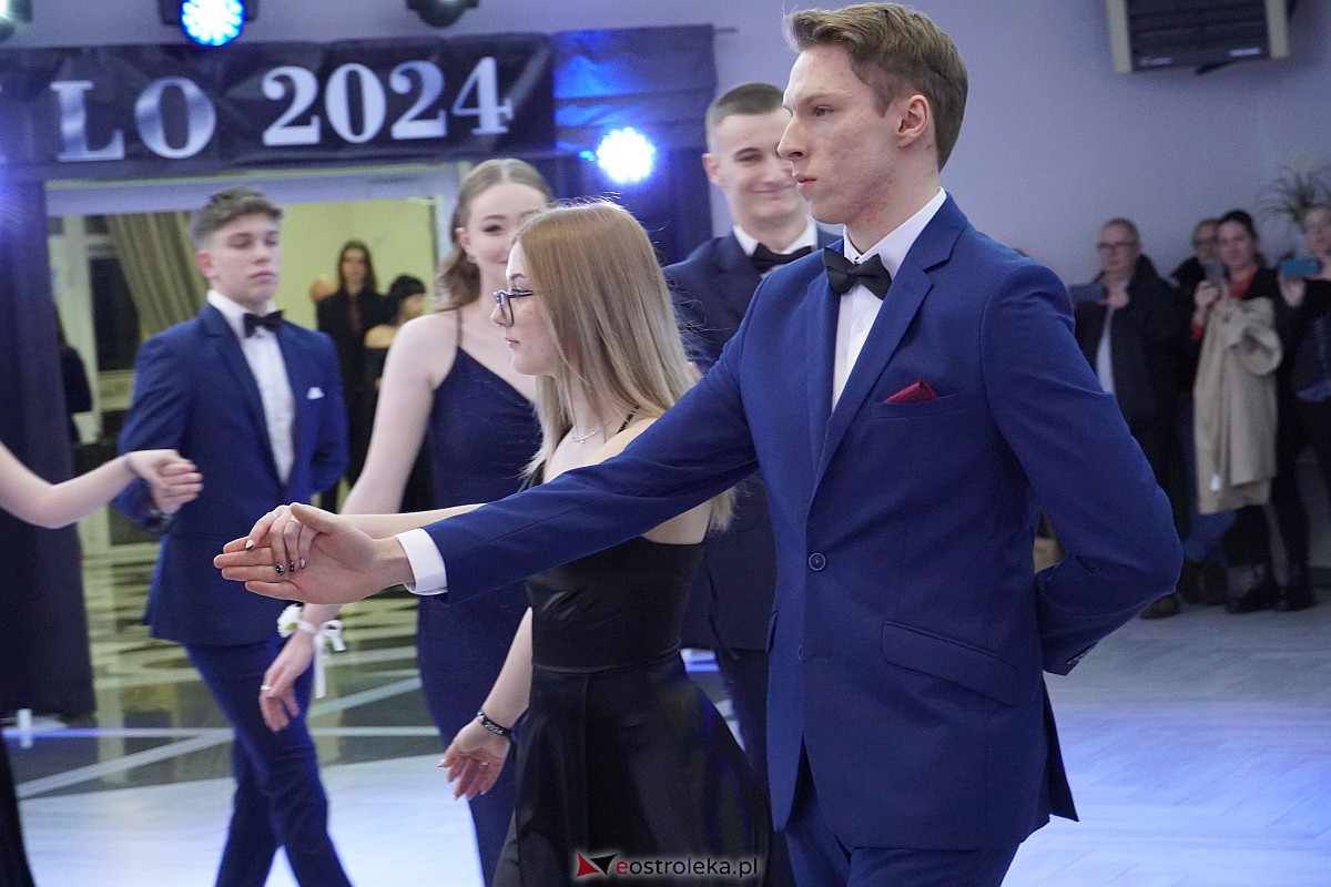 Studniówka 2024 w III Liceum Ogólnokształcącym im. Unii Europejskiej w Ostrołęce [06.01.2024] - zdjęcie #270 - eOstroleka.pl