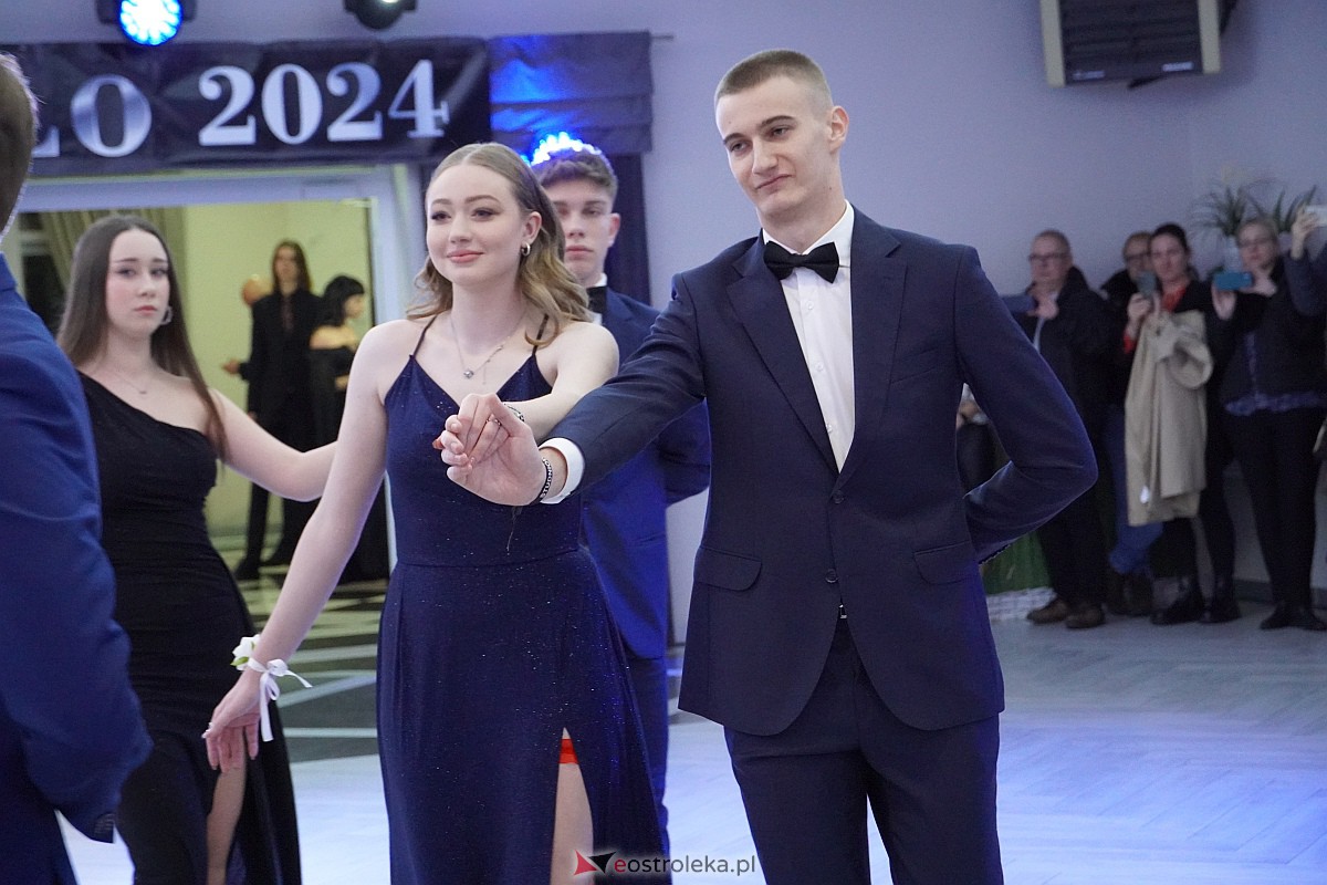 Studniówka 2024 w III Liceum Ogólnokształcącym im. Unii Europejskiej w Ostrołęce [06.01.2024] - zdjęcie #266 - eOstroleka.pl