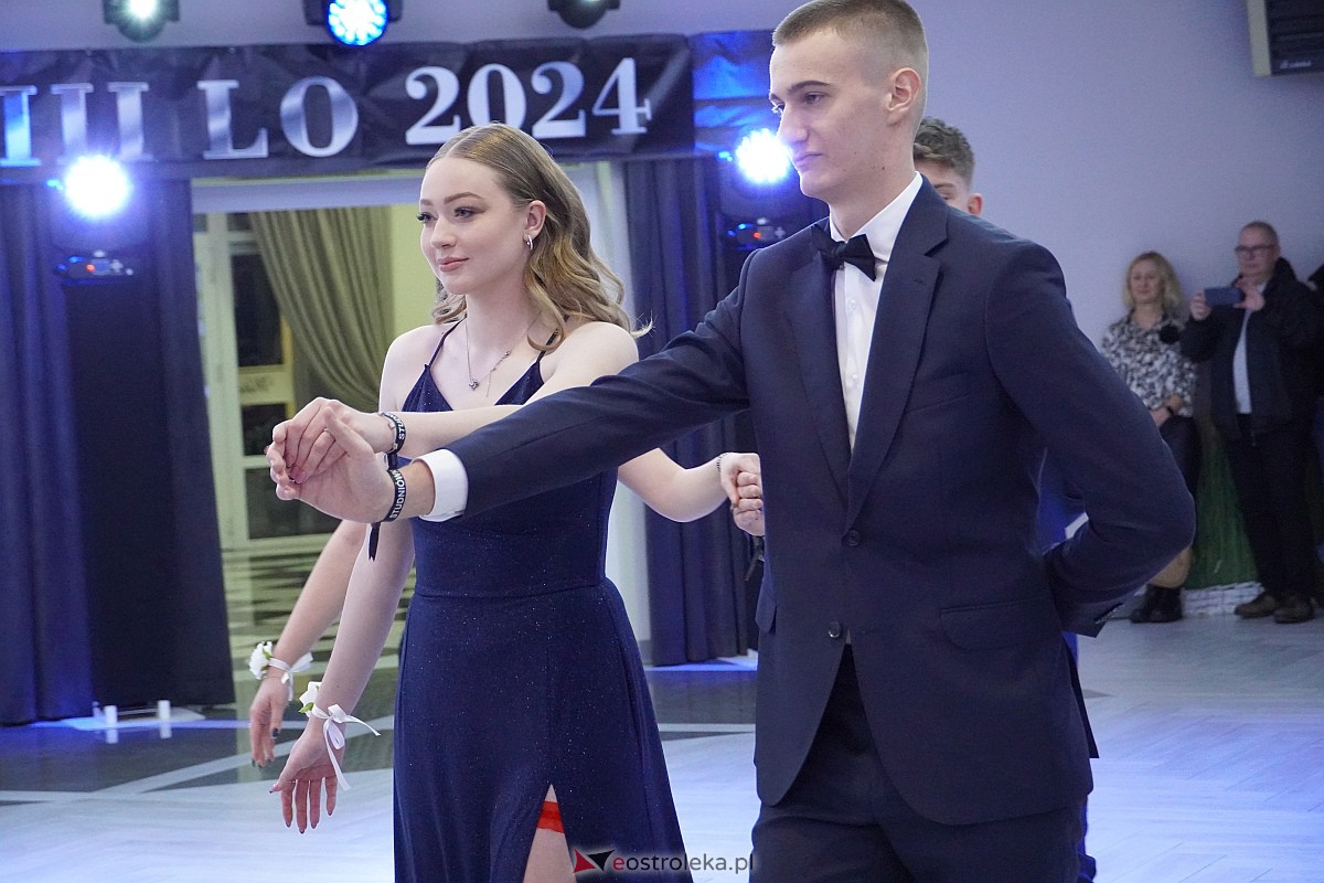 Studniówka 2024 w III Liceum Ogólnokształcącym im. Unii Europejskiej w Ostrołęce [06.01.2024] - zdjęcie #262 - eOstroleka.pl