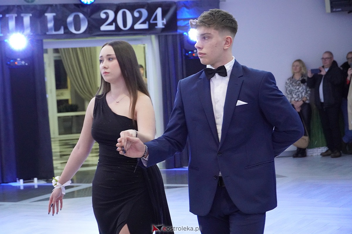 Studniówka 2024 w III Liceum Ogólnokształcącym im. Unii Europejskiej w Ostrołęce [06.01.2024] - zdjęcie #258 - eOstroleka.pl