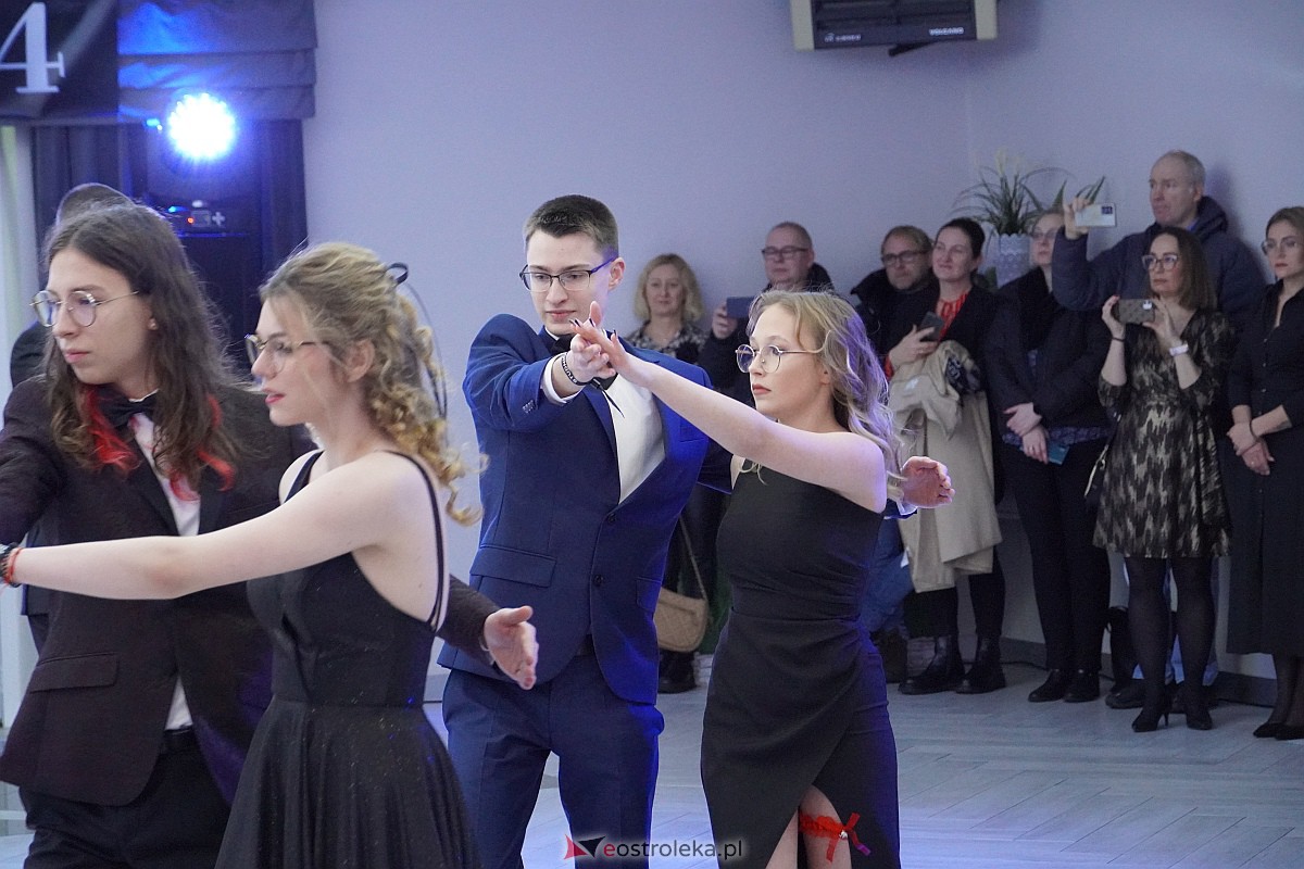 Studniówka 2024 w III Liceum Ogólnokształcącym im. Unii Europejskiej w Ostrołęce [06.01.2024] - zdjęcie #238 - eOstroleka.pl