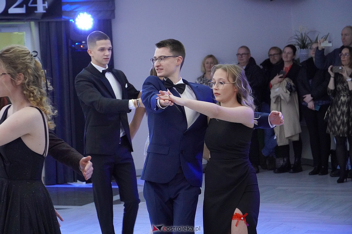 Studniówka 2024 w III Liceum Ogólnokształcącym im. Unii Europejskiej w Ostrołęce [06.01.2024] - zdjęcie #234 - eOstroleka.pl