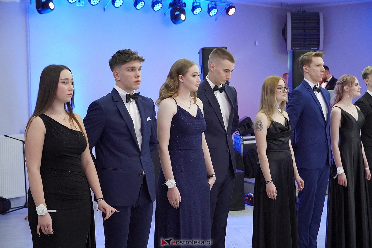 Studniówka 2024 w III Liceum Ogólnokształcącym im. Unii Europejskiej w Ostrołęce [06.01.2024] - zdjęcie #361 - eOstroleka.pl