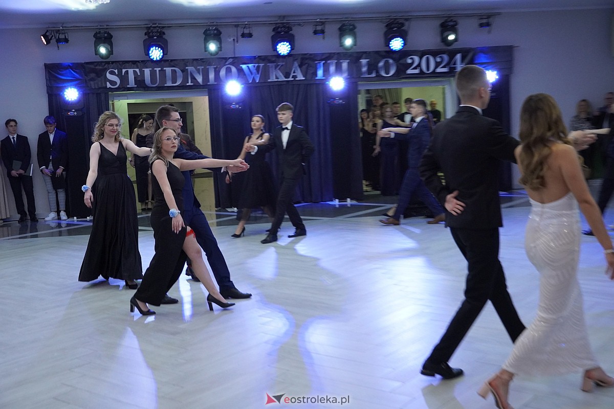 Studniówka 2024 w III Liceum Ogólnokształcącym im. Unii Europejskiej w Ostrołęce [06.01.2024] - zdjęcie #349 - eOstroleka.pl