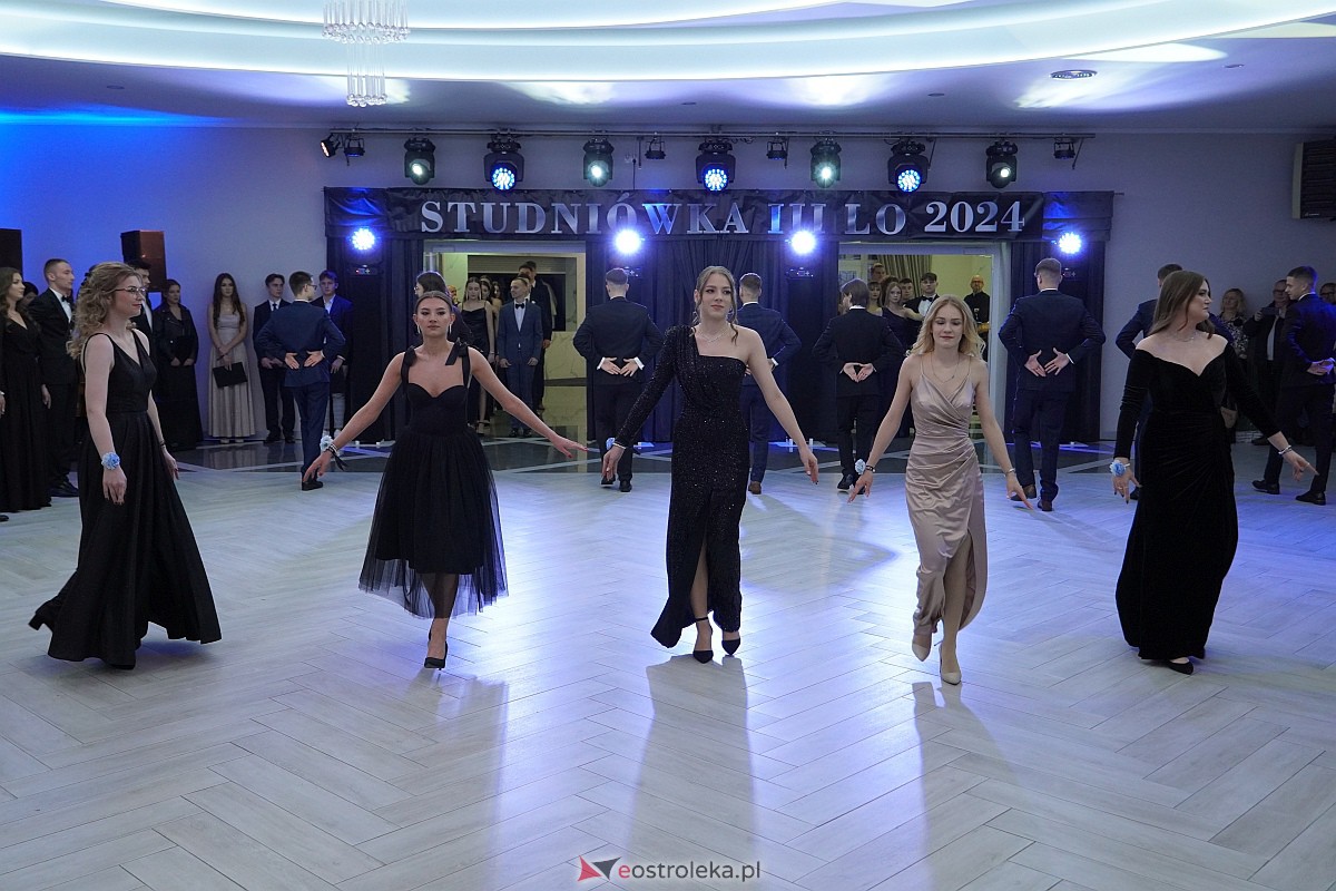 Studniówka 2024 w III Liceum Ogólnokształcącym im. Unii Europejskiej w Ostrołęce [06.01.2024] - zdjęcie #343 - eOstroleka.pl