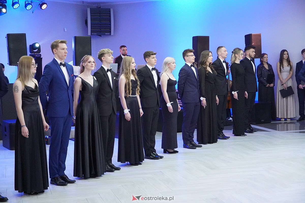 Studniówka 2024 w III Liceum Ogólnokształcącym im. Unii Europejskiej w Ostrołęce [06.01.2024] - zdjęcie #333 - eOstroleka.pl