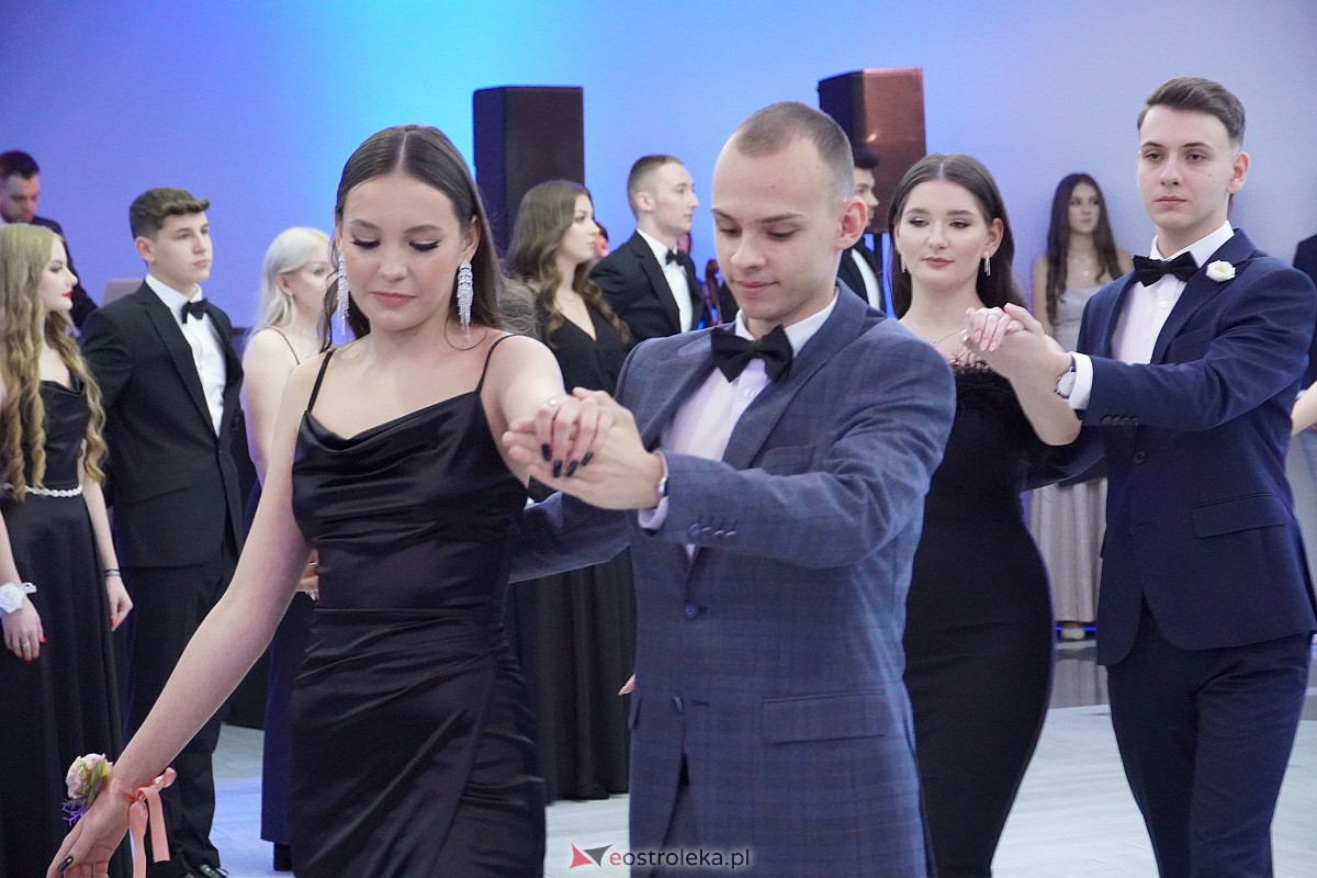 Studniówka 2024 w III Liceum Ogólnokształcącym im. Unii Europejskiej w Ostrołęce [06.01.2024] - zdjęcie #321 - eOstroleka.pl