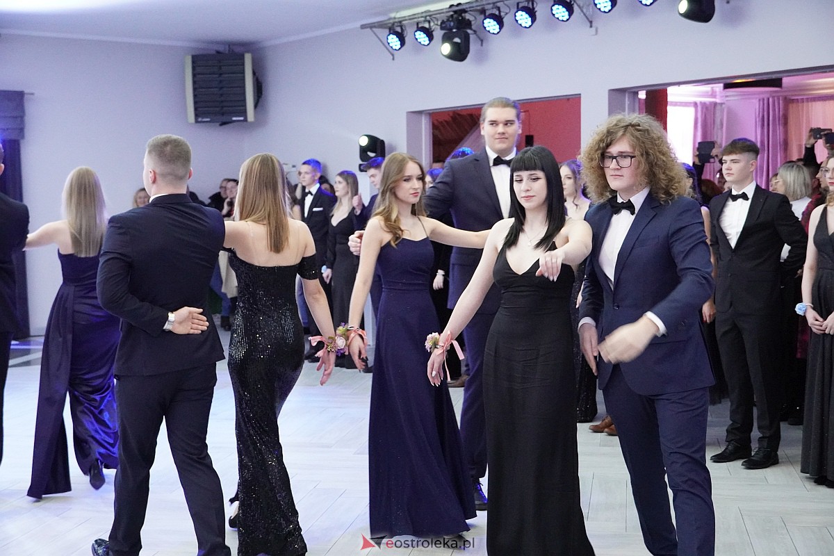 Studniówka 2024 w III Liceum Ogólnokształcącym im. Unii Europejskiej w Ostrołęce [06.01.2024] - zdjęcie #315 - eOstroleka.pl
