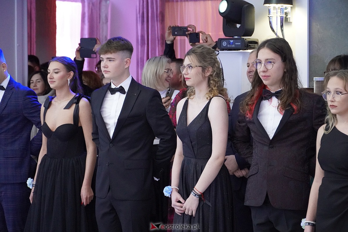 Studniówka 2024 w III Liceum Ogólnokształcącym im. Unii Europejskiej w Ostrołęce [06.01.2024] - zdjęcie #309 - eOstroleka.pl