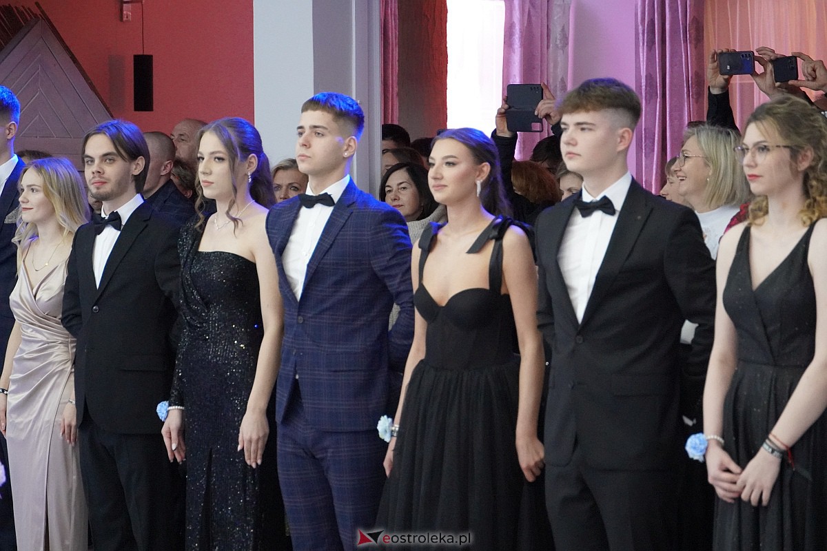 Studniówka 2024 w III Liceum Ogólnokształcącym im. Unii Europejskiej w Ostrołęce [06.01.2024] - zdjęcie #306 - eOstroleka.pl