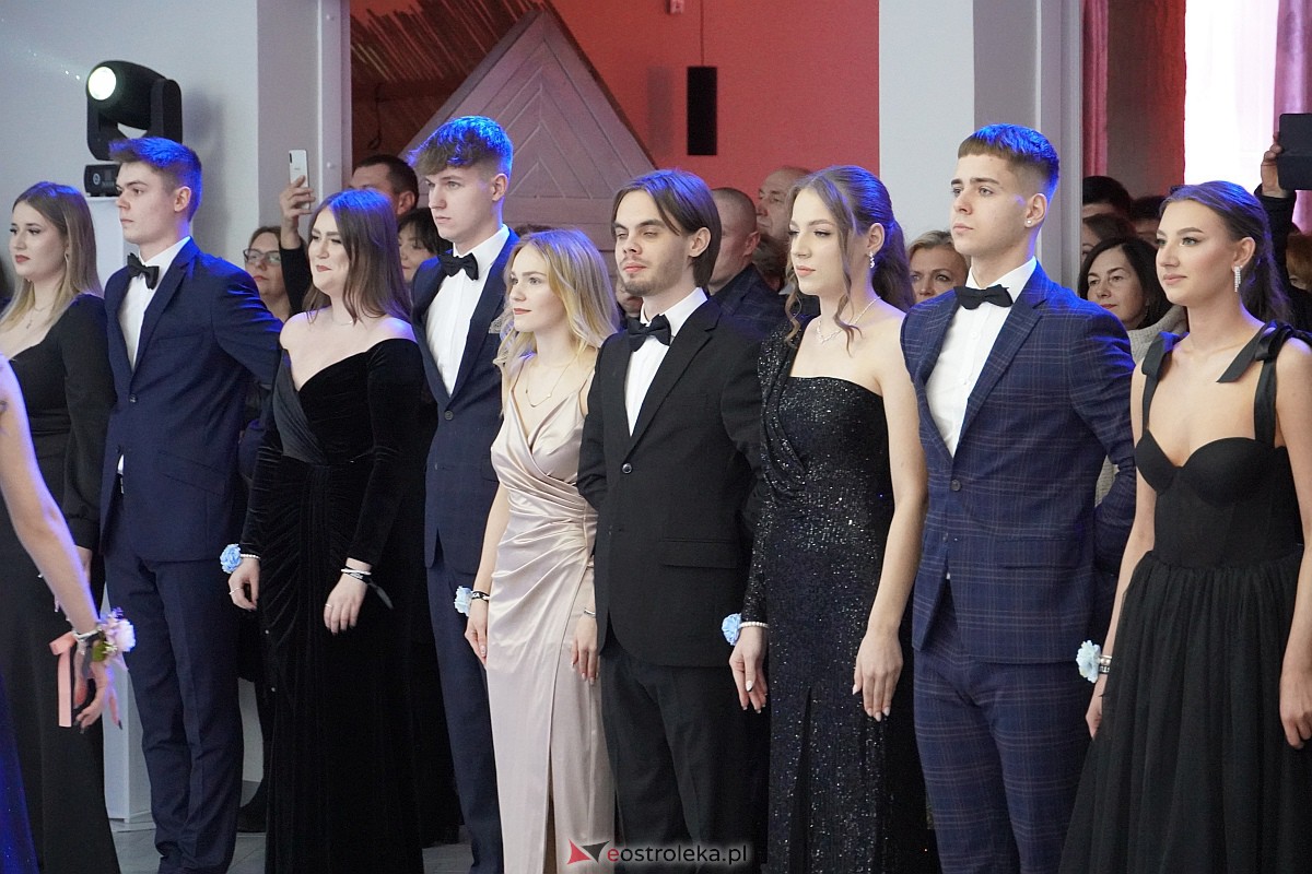 Studniówka 2024 w III Liceum Ogólnokształcącym im. Unii Europejskiej w Ostrołęce [06.01.2024] - zdjęcie #303 - eOstroleka.pl